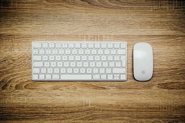 Claviers et souris ergonomiques : améliorer votre confort et votre productivité