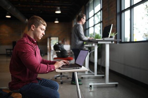 Améliorez votre posture et votre confort avec les bureaux assis-debout